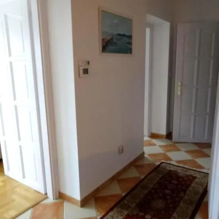 Laszlo Apartment *